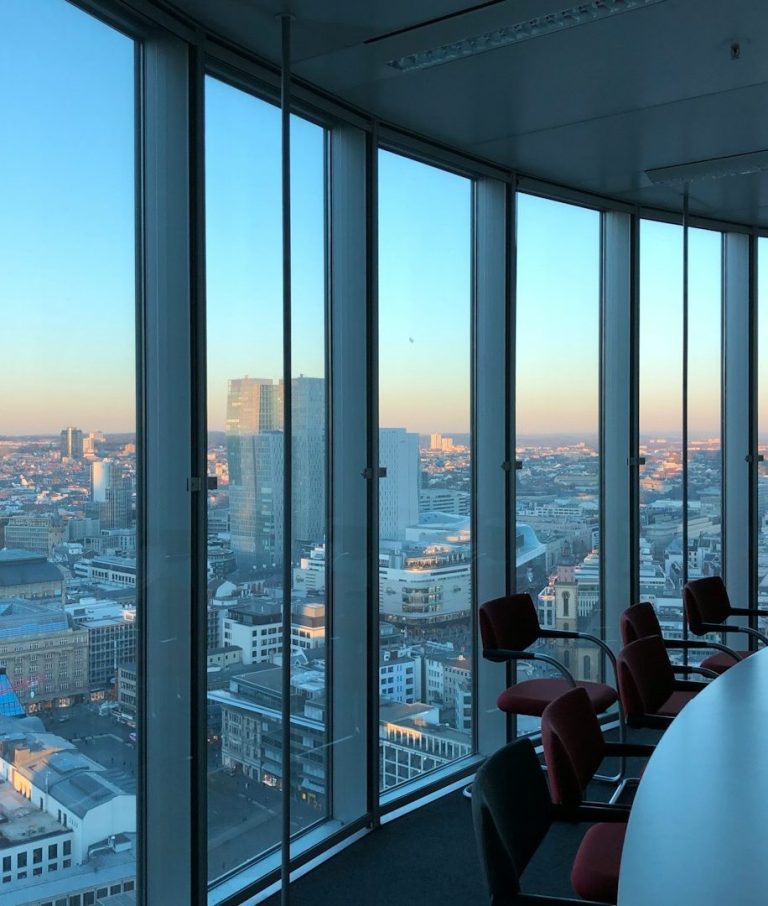 Ausblick aus einem modernen Büro auf die Stadt - Hanseatic Marketing Solutions Arbeitsumgebung