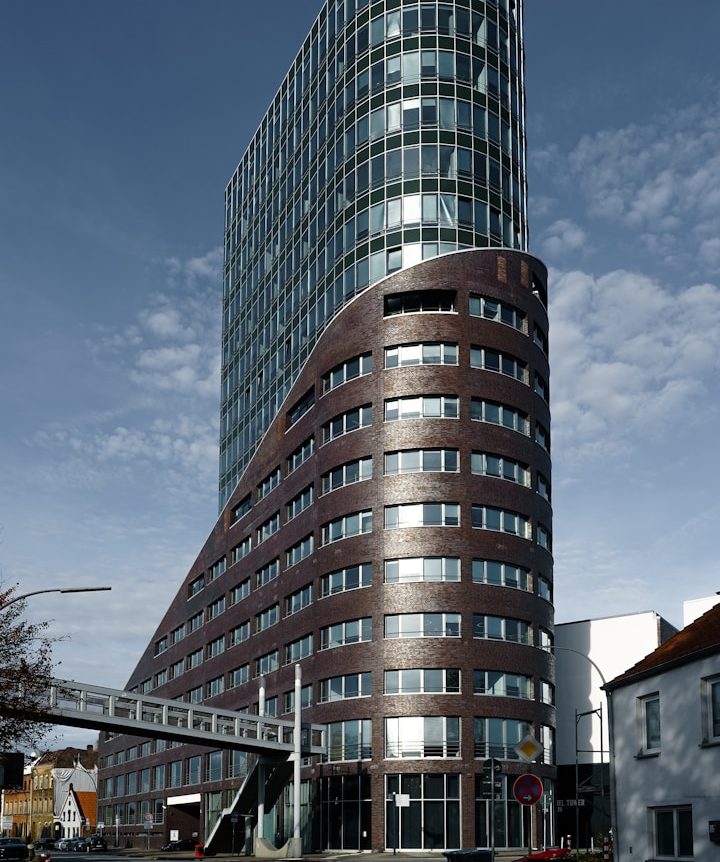 Modernes Bürogebäude im Norden als Symbol für professionelles Webdesign und digitales Wachstum.