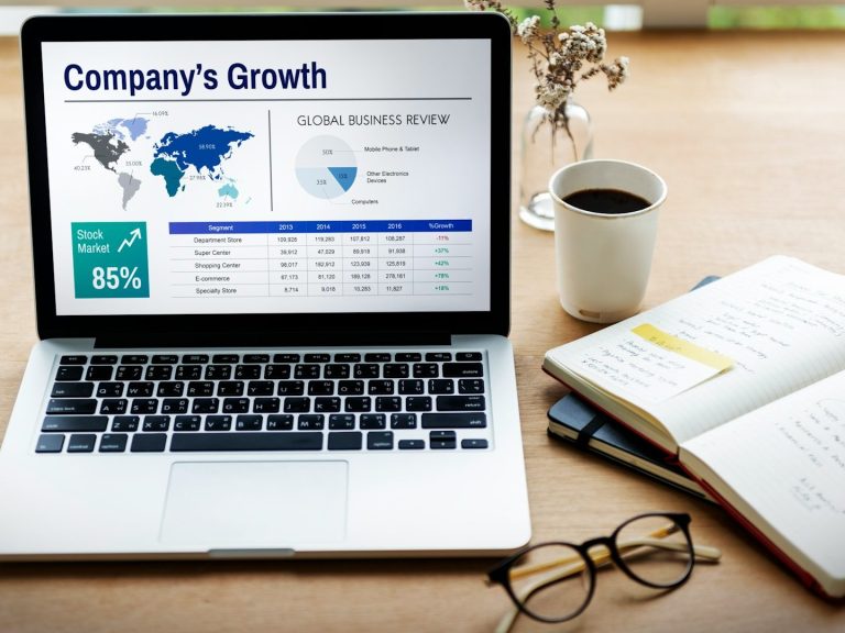 Laptop-Bildschirm zeigt eine Wachstums-Statistik zur Erfolgskontrolle im Online-Marketing.